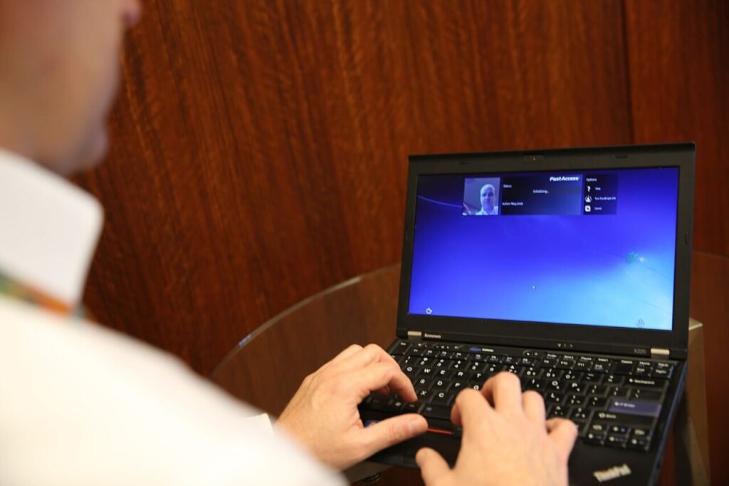 Biometria Anatel: pessoa fazendo reconhecimento facial diante da câmera