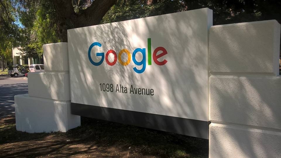 Placa do Google na sede da empresa, na Califórnia