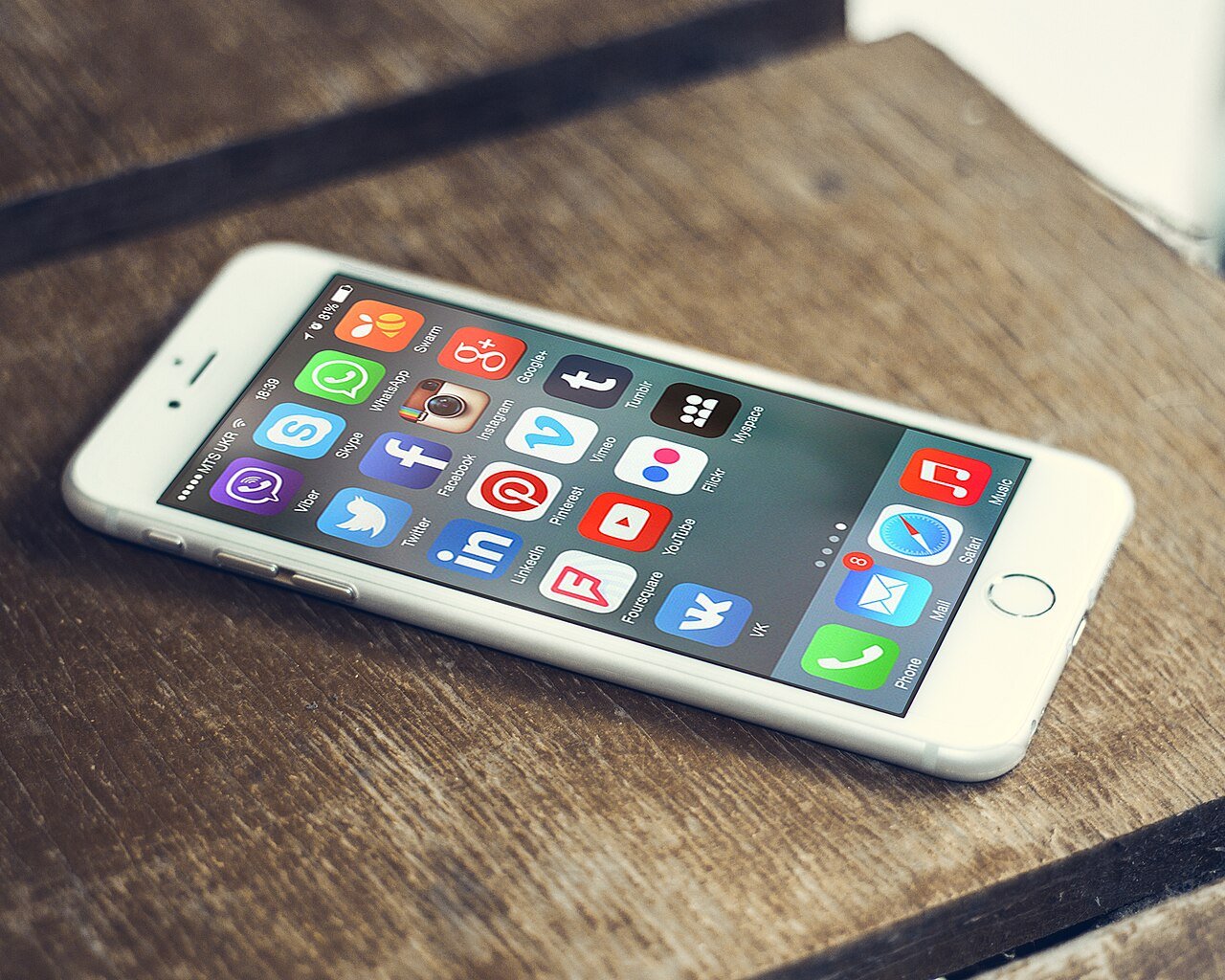 Aplicativos de redes sociais no celular, onde circulam os deepfakes eleitorais